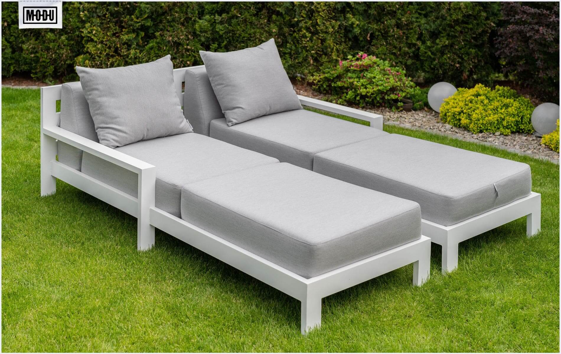 biale-lezaki-tarasowe-z-aluminium-z-grubymi-poduchami